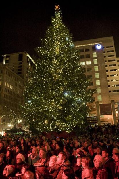 Momento de la ceremonia de encendido del árbol de Navidad de Portland. Un joven intentó atentar durante el mismo.