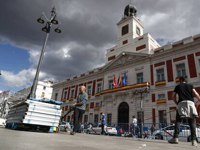 Preparativos para la celebración del Día de la Comunidad de Madrid, en la Puerta del Sol.