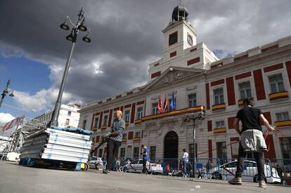 Preparativos para la celebración del Día de la Comunidad de Madrid, en la Puerta del Sol.