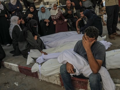 Gaza City (-), 29/08/2025.- Relatives mourn near covered bodies at Al Shifa hospital after members of their family were killed in an Israeli airstrike, in Gaza City, Gaza Strip, 29 August 2025. According to the Palestinian Ministry of Health in Gaza, six members of a family were killed on 28 August after an Israeli airstrike hit the west of Jabaliya refugee camp, north of Gaza City. EFE/EPA/MOHAMMED SABER