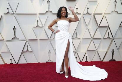 Regina King, com um tomara-que-caia branco de Oscar de la Renta e joias de Chopard. Ela foi a primeira premiada da noite, levando a estatueta de melhor atriz coadjuvante por 'Se a Rua Beale falasse'.