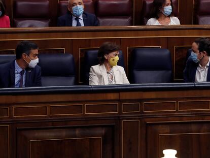 El presidente del Gobierno, Pedro Sánchez (a la izquierda), la vicepresidenta primera, Carmen Calvo y el vicepresidente Pablo Iglesias, durante la sesión de control al Gobierno en el Congreso este miércoles.