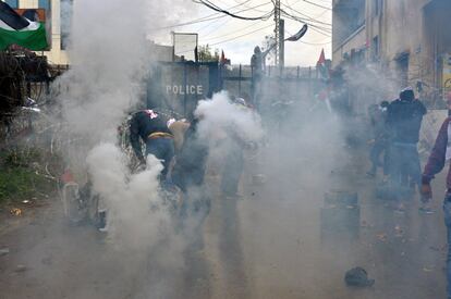 Gases lacrimógenos cubren a los manifestantes frente a la embajada de Estados Unidos.