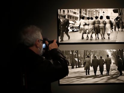 Las mujeres paseando por Madrid de 1952 y la inédita con hombres por Barcelona, de 1954, realizadas por Francesc Català-Roca.