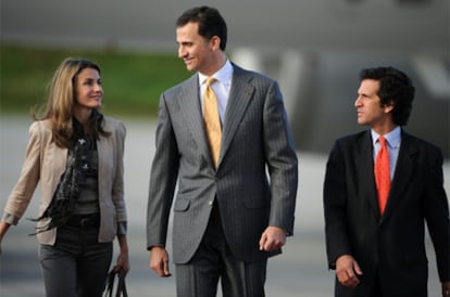 Los príncipes de Asturias, don Felipe y doña Letizia, acompañados del ministro de Exteriores de Colombia, Jaime Bermúdez, a su llegada a Bogotá