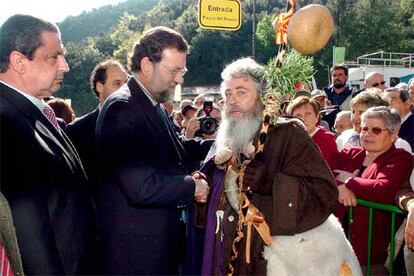 Mariano Rajoy saluda a un peregrino en el monasterio de Santo Toribio de Liébana.