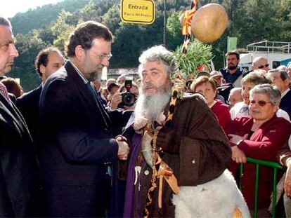 Mariano Rajoy saluda a un peregrino en el monasterio de Santo Toribio de Liébana.