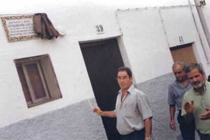 Vecinos de Barrado (Cáceres) descubren la placa en memoria del maestro Severiano Núñez en 2002.