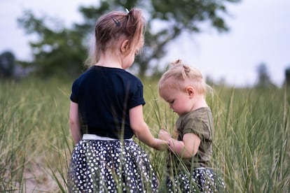 Dos hermanas charlando en el campo.