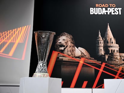 La copa de la Europa League en la sede de la UEFA en Nyon antes de que comience el sorteo.