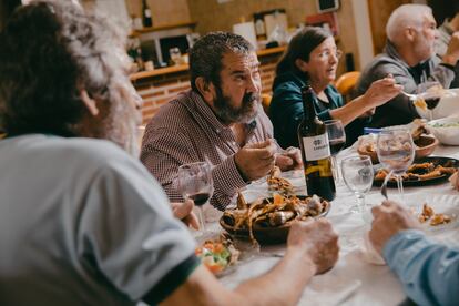 Heraclio Calvo (69 años, Calabazas de Fuentidueña, Segovia) cuenta que el "bar ha sido como un salvavidas" para el pueblo de 16 habitantes.