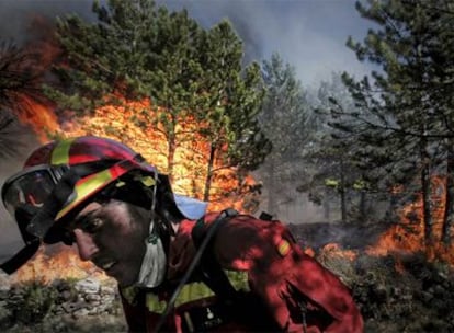 Un miembro de la Unidad Militar de Emergencia lucha contra las llamas en uno de los incendios declarados ayer en Teruel