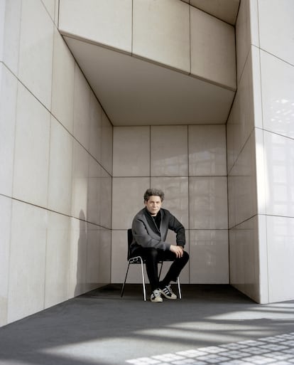 Gustavo Dudamel en un rincón de la Ópera de París. En esta imagen lleva chaqueta Louis Vuitton y sus propias zapatillas.