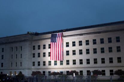 La bandera nacional estadounidense cuelga del edificio del Pentágono durante el amanecer en que se cumple el decimoséptimo aniversario del atentado islamista de 2001, en Arlington, Virginia (EE UU).