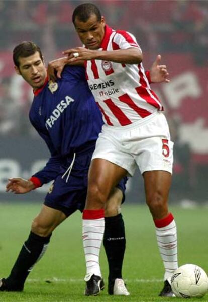 Romero intenta arrebatarle el balón al ex jugador del Depor Rivaldo.