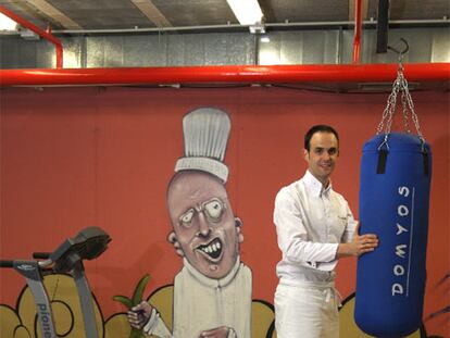 El cocinero Iñigo Lavado, en el gimnasio que ha instalado en el sótano de su restaurante en Irún.