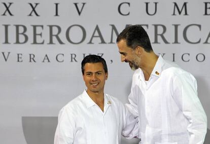 Saludo entre el presidente de M&eacute;xico, Enrique Pe&ntilde;a Nieto, y el rey Felipe VI durante la inauguraci&oacute;n de la XXIV Cumbre Iberoamericana, en diciembre de 2014. 