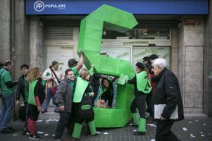 Activistas de la PAH durante el escrache en el PP.