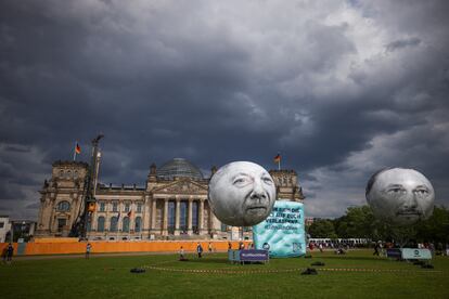 Globos con las caras de Scholz y Lindner frente al Reichstag, la sede del Parlamento, en una protesta organizada por la ONG ONE para criticar los recortes en ayuda a la cooperación.