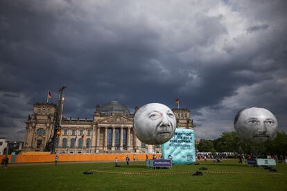 Globos con las caras de Scholz y Lindner frente al Reichstag, la sede del Parlamento, en una protesta organizada por la ONG ONE para criticar los recortes en ayuda a la cooperación. 