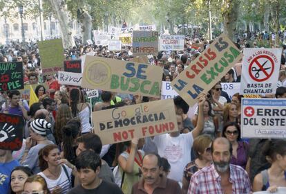 Centenares de pancartas con los lemas de la marcha y otros m&aacute;s ingeniosos han protagonizado la manifestaci&oacute;n de los indigandos por las calles de Sevilla.