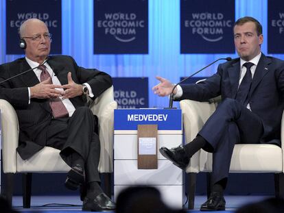 El presidente ruso, Dimitri Medvédev (derecha), junto al fundador del Foro de Davos, Klaus Schwab.