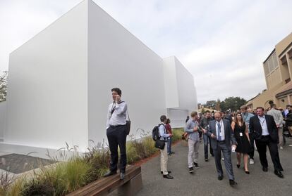 Los invitados llegan al evento de presentación del nuevo modelo de Apple, con una pantalla de 4,7 pulgadas de diagonal, frente a las 4 pulgadas del iPhone 5. Y 5,5 pulgadas el iPhone 6 Plus.