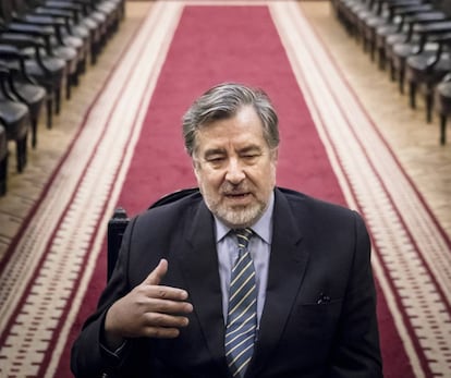 Alejandro Guillier, en la antigua sede del Congreso en Santiago.