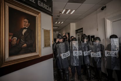 Policías antimotines se enfrentan a manifestantes en el Congreso local de Baja California, en Mexicali, el 11 de septiembre.