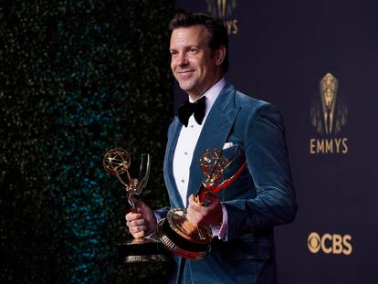 Jason Sudeikis con dos de los Emmy que ganó la serie 'Ted Lasso'.