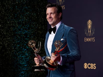 Jason Sudeikis con dos de los Emmy que ganó la serie 'Ted Lasso'.