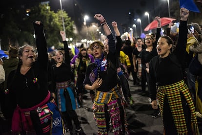 Un grupo de mujeres marcha en Santiago de Chile en el cierre de la campaña por el apruebo celebrado el 1 de septiembre de 2022.