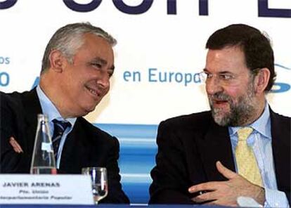 Mariano Rajoy charla con Javier Arenas durante la reunión en Toledo de portavoces parlamentarios del PP.
/ EFE