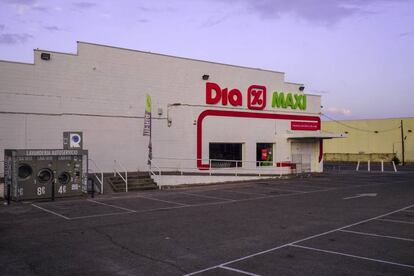 Un supermercado de Arganda del Rey, al alba.