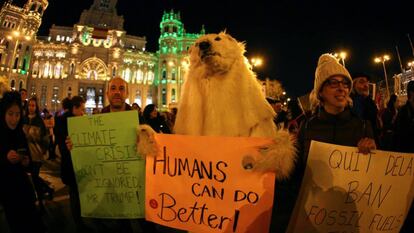 Un manifestante disfrazado de oso polar participa en la marcha para el clima, el pasado 6 de diciembre en Madrid. 