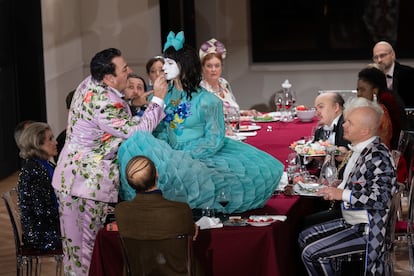 Herodes (John Daszak) pinta los labios a Salomé (Asmik Grigorian), con el vestido que él mismo le ha regalado, al final de la inexistente ‘Danza de los siete velos’.