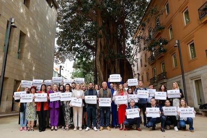 Diputados del PSPV-PSOE y Compromís en su denuncia de opacidad este miércoles en el patio de Les Corts.