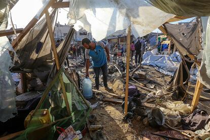 Un grupo de ciudadanos palestinos inspecciona la zona de un ataque israelí en Deir al-Balah, en el centro de Gaza este jueves.