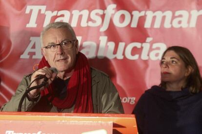 El coordinador general de Izquierda Unida, Cayo Lara, ha acudido a Córdoba a arropar al candidato de su formación en el acto de inicio de campaña para las elecciones andaluzas. Este viernes, en el primer día de campaña, desembarcarán en Andalucía Mariano Rajoy, María Dolores Cospedal, Alberto Núñez Feijóo, Iñigo Errejón, Rosa Díez y Albert Rivera.