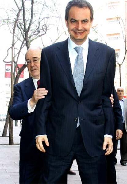 Cuevas ejercía ahora su séptimo mandato al frente de la CEOE, para el que había sido elegido hace un año, el 16 de febrero de 2006. En la foto, bromea con Zapatero antes de comenzar el almuerzo.