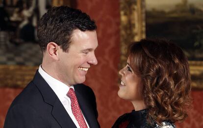 Jack Brooksbank y la princesa Eugenia, en una de las imágenes difundidas este lunes con motivo de su compromiso.