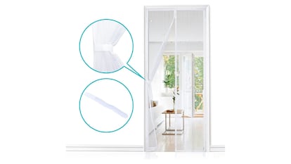 Mosquitera magnética para puerta sobre fondo blanco.