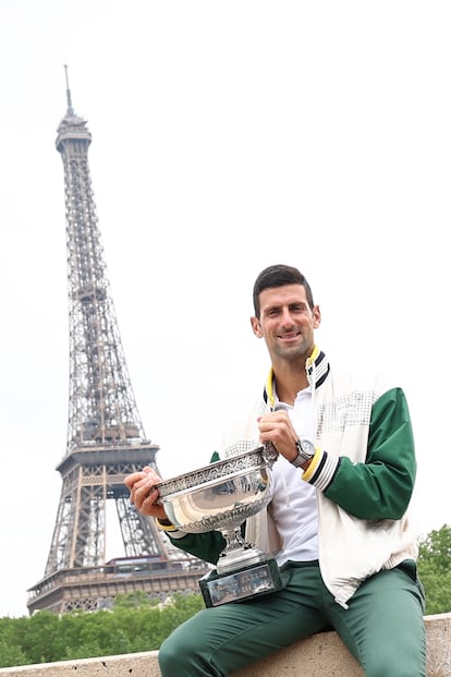 Djokovic posa con el trofeo delante de la Torre Eiffel.