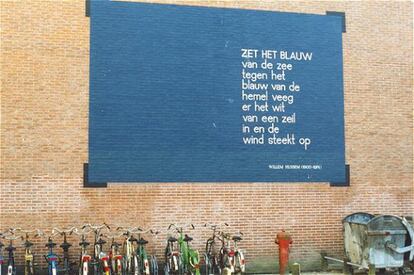 Poesía del pintor y poeta holandés Willem Hussem, en zijgevel Kaiserstraat 24.