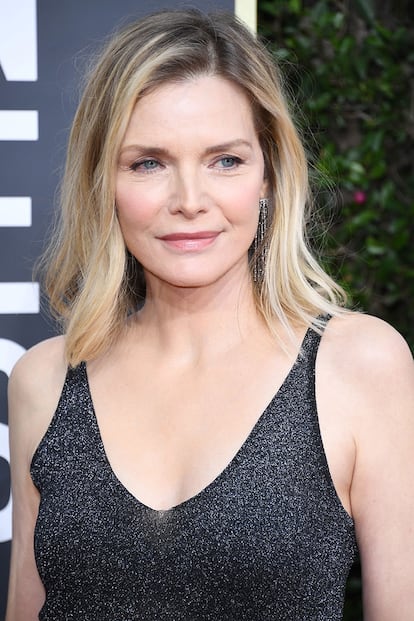 Michelle Pfeiffer (61), aunque más discreta, también apostó por un diseño con escote.