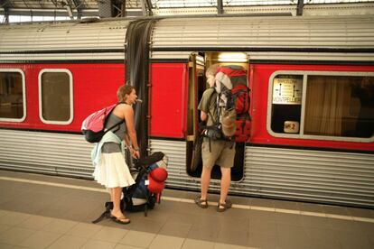 Dos jóvenes mochileros viajan en tren por Europa.