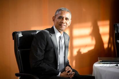 El presidente Barack Obama atiende en una reunión con líderes europeos en Berlín, el 18 de noviembre de 2016.