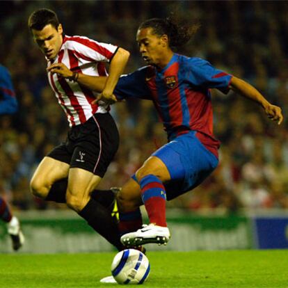 Ronaldinho se lleva la pelota en un momento del partido.