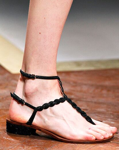 También están incluidas en su lista de shopping estas sandalias trenzadas de Valentino. 