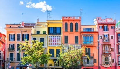 Fachadas de colores en la plaza de la Reina, en Palma (Mallorca).